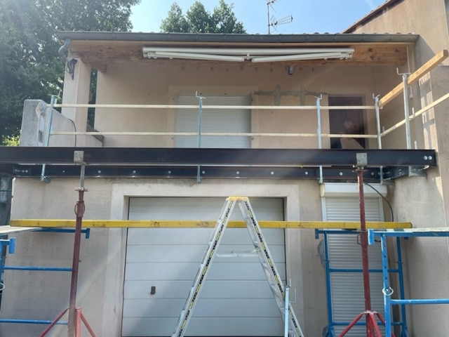 Création d'une terrasse en surplomb, aménageable.