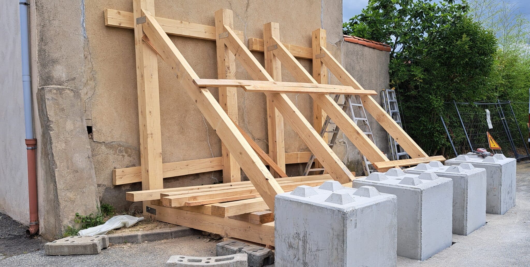 Drôme: Renforcement mur pisé qui s'effondre.